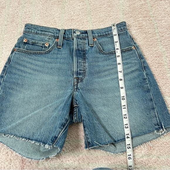 NWOT Levi's 501 Mid Thigh Denim Shorts Button Fly Raw Hem Size 26 - Picture 11 of 11
